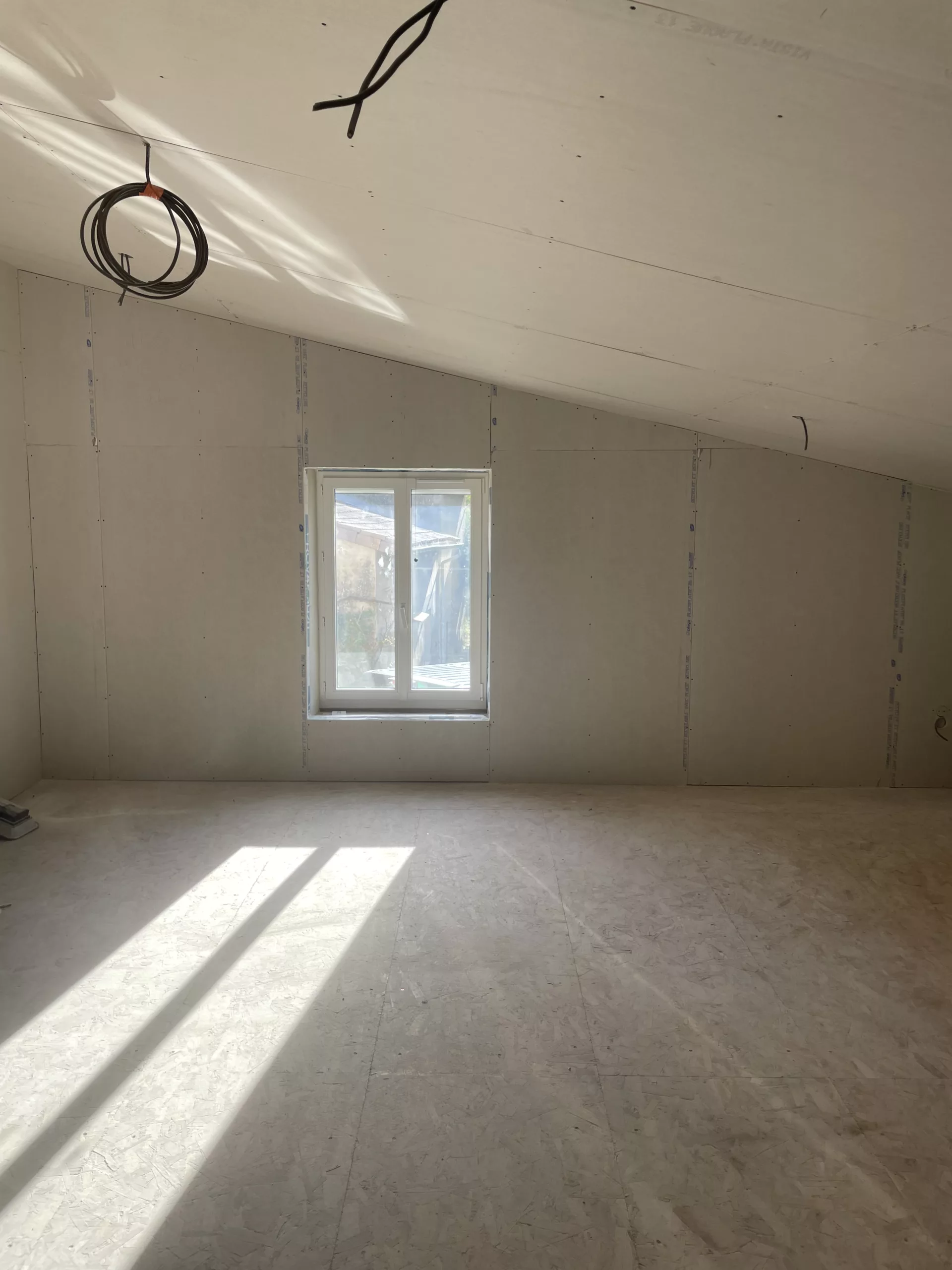 Résultat après fermeture des murs isolés avec des plaques de plâtre à Malissard