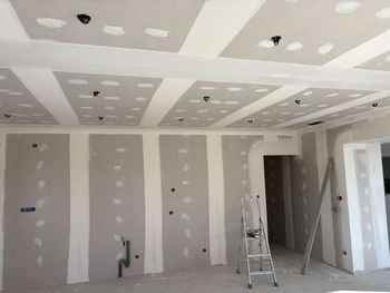Bandes et enduits de joints sur murs et plafond avant peinture à Bourg-lès-Valence