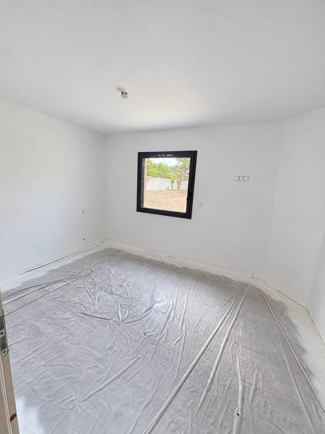 Pièce avec fenêtre après peinture des murs et du plafond à Chabeuil