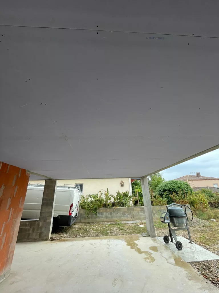 Plafond extérieur abrité en plaques Glasroc H Ocean résistant fortement à l'humidité