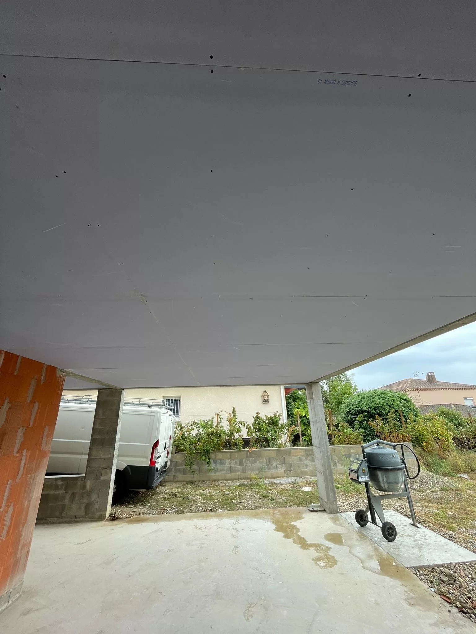 Pose de Glasroc H Ocean par un artisan plaquiste à Portes-lès-Valence pour un plafond extérieur abrité
