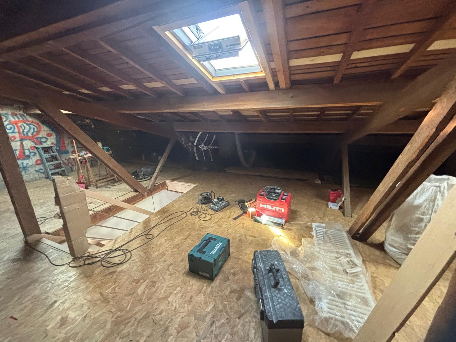 Dernier étage sous toiture avant rénovation à Valence