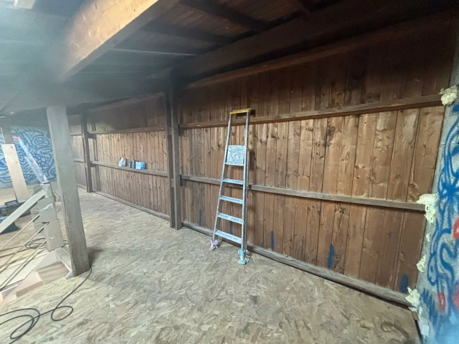 Habillage en plaques de plâtre autour d’une fenêtre de toit à Valence