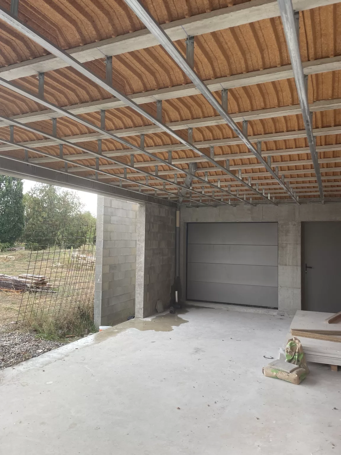 Ossature métallique réalisée par un artisan plaquiste à Portes-lès-Valence pour un plafond extérieur