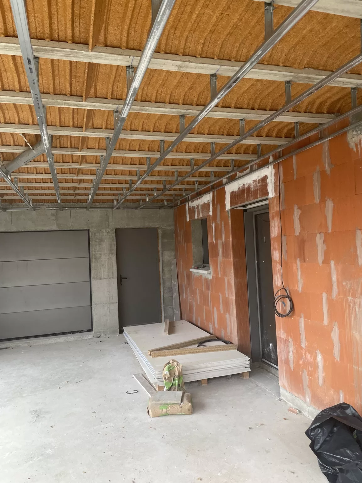 Préparation de l’ossature d’un plafond extérieur en placo à Portes-lès-Valence