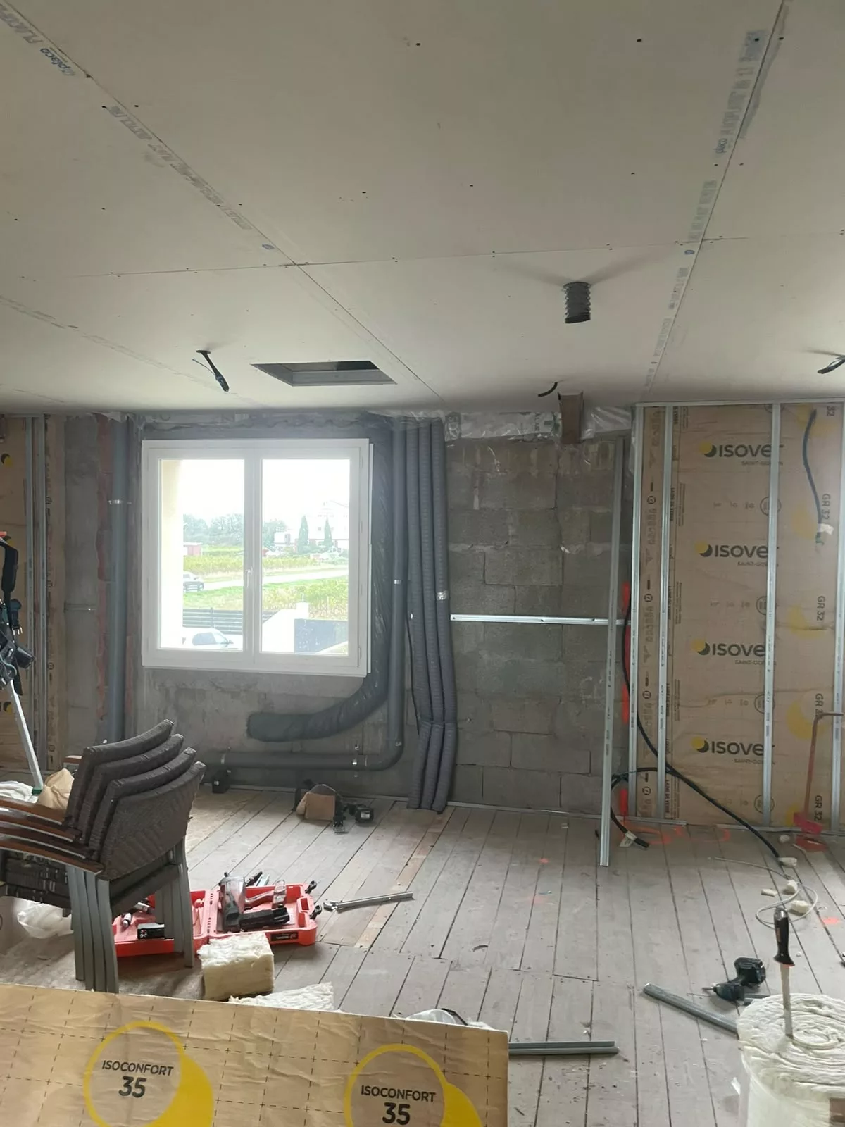 Isolation des murs et du plafond sur un chantier à Beaumont-Monteux