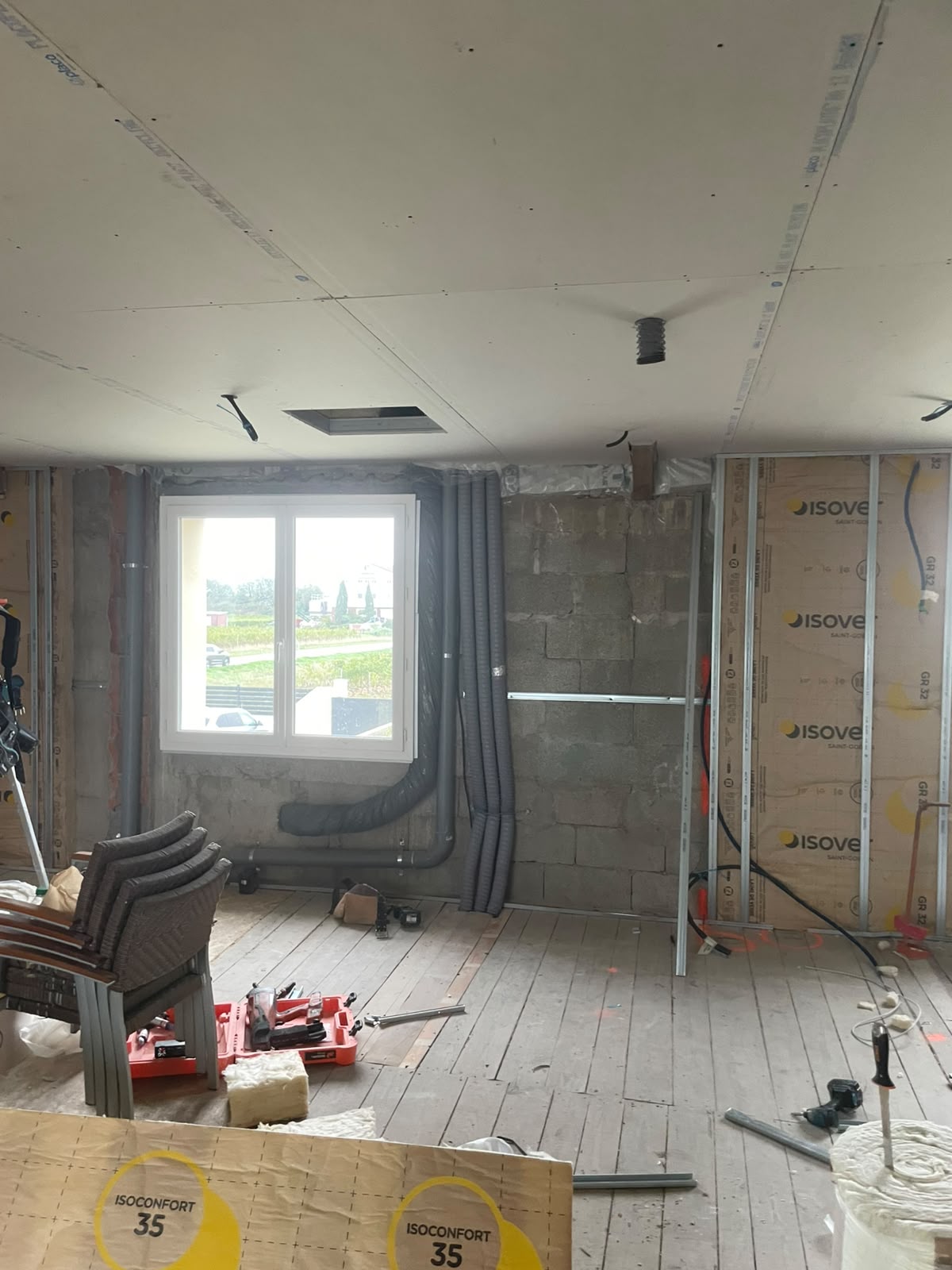 Isolation des murs et du plafond sur un chantier à Beaumont-Monteux