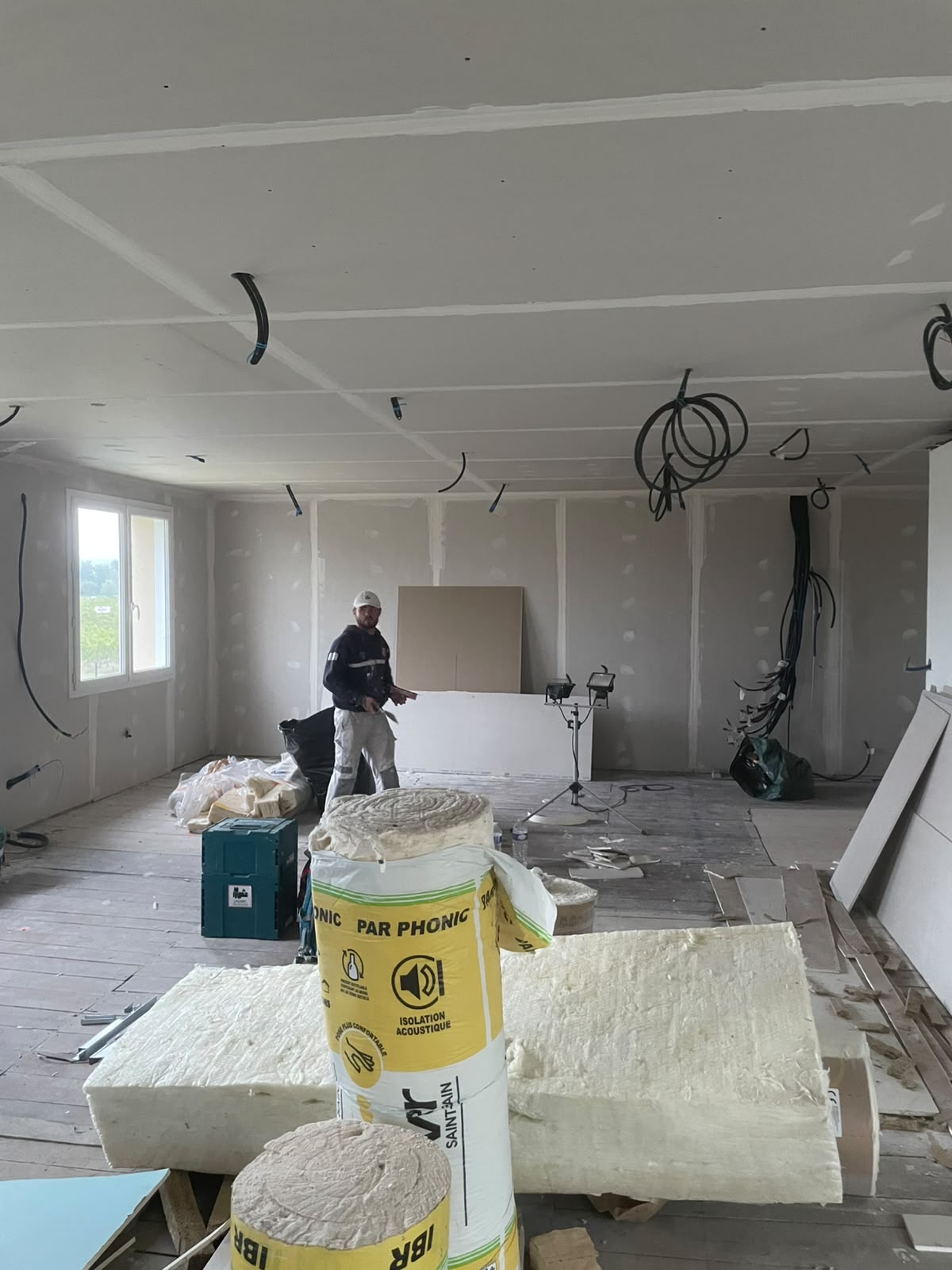 Avancement de la pose de placo sur un chantier à Beaumont-Monteux