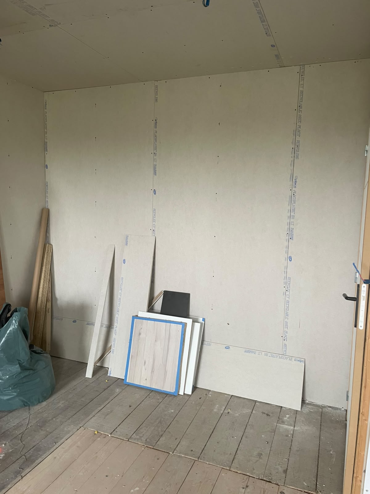 Pose de plaques de plâtre sur les murs et plafonds à Beaumont-Monteux