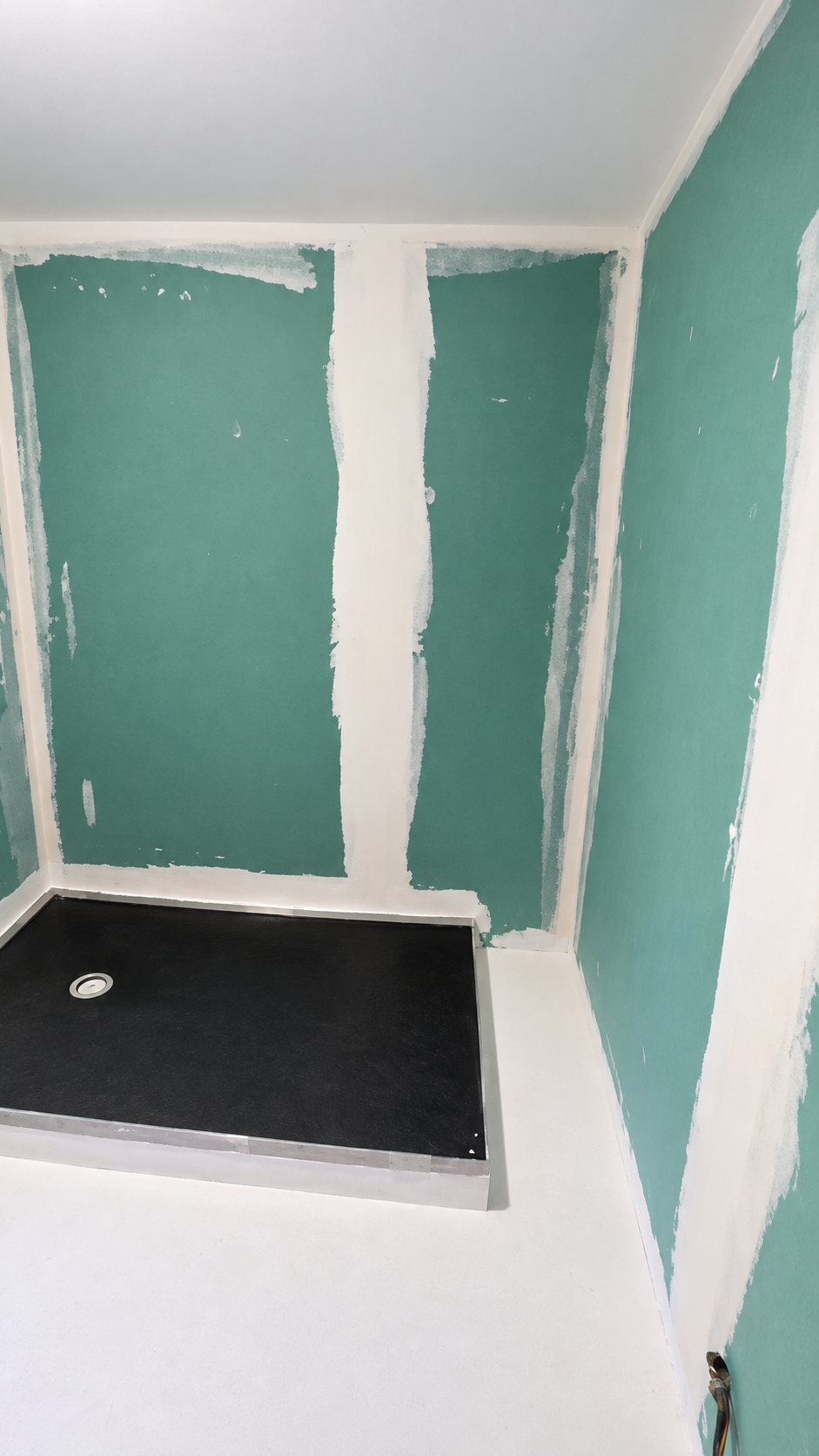 Préparation des supports d’une salle d’eau avant béton ciré