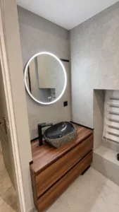Salle de bain rénovée avec meuble vasque et murs en béton ciré à Beaumont-lès-Valence
