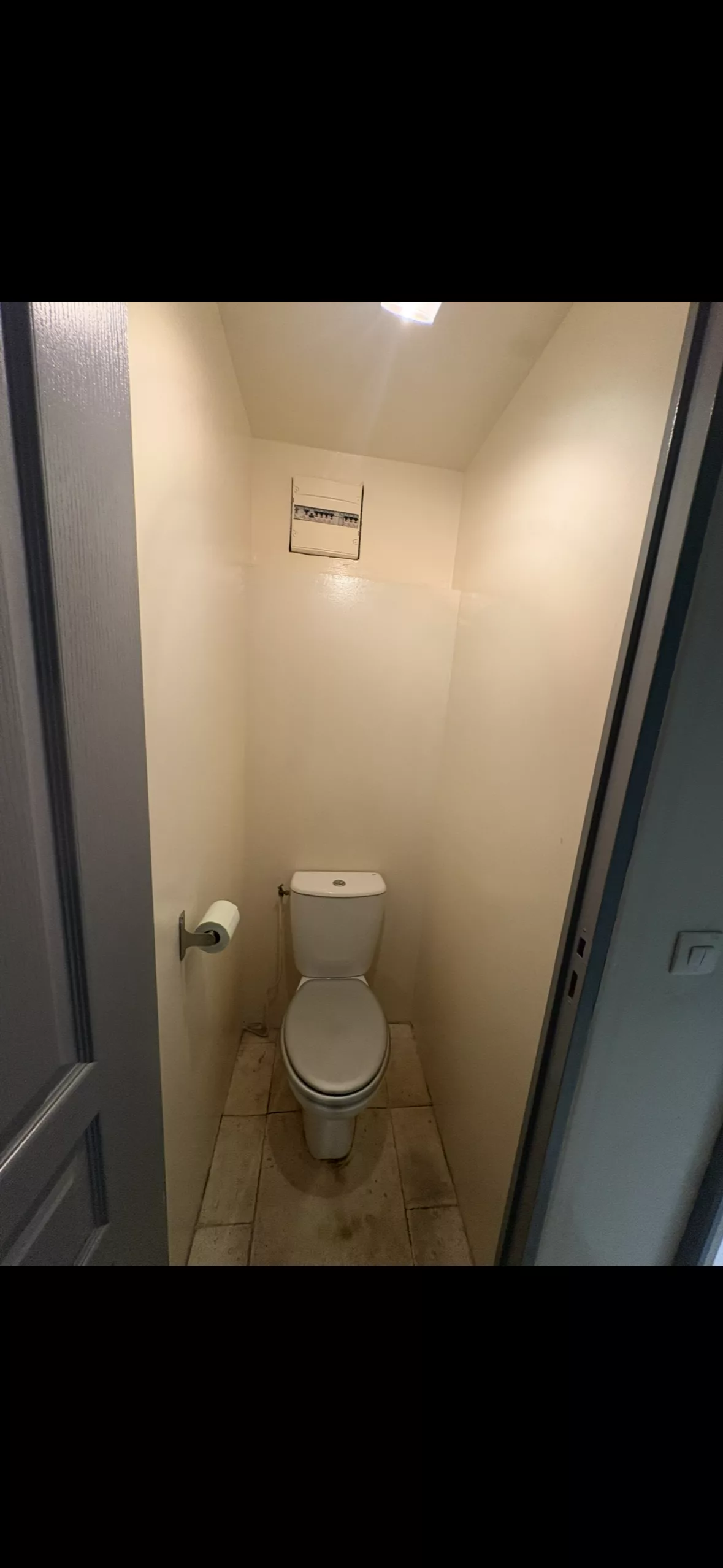 WC avant rénovation : murs beiges et sol carrelé